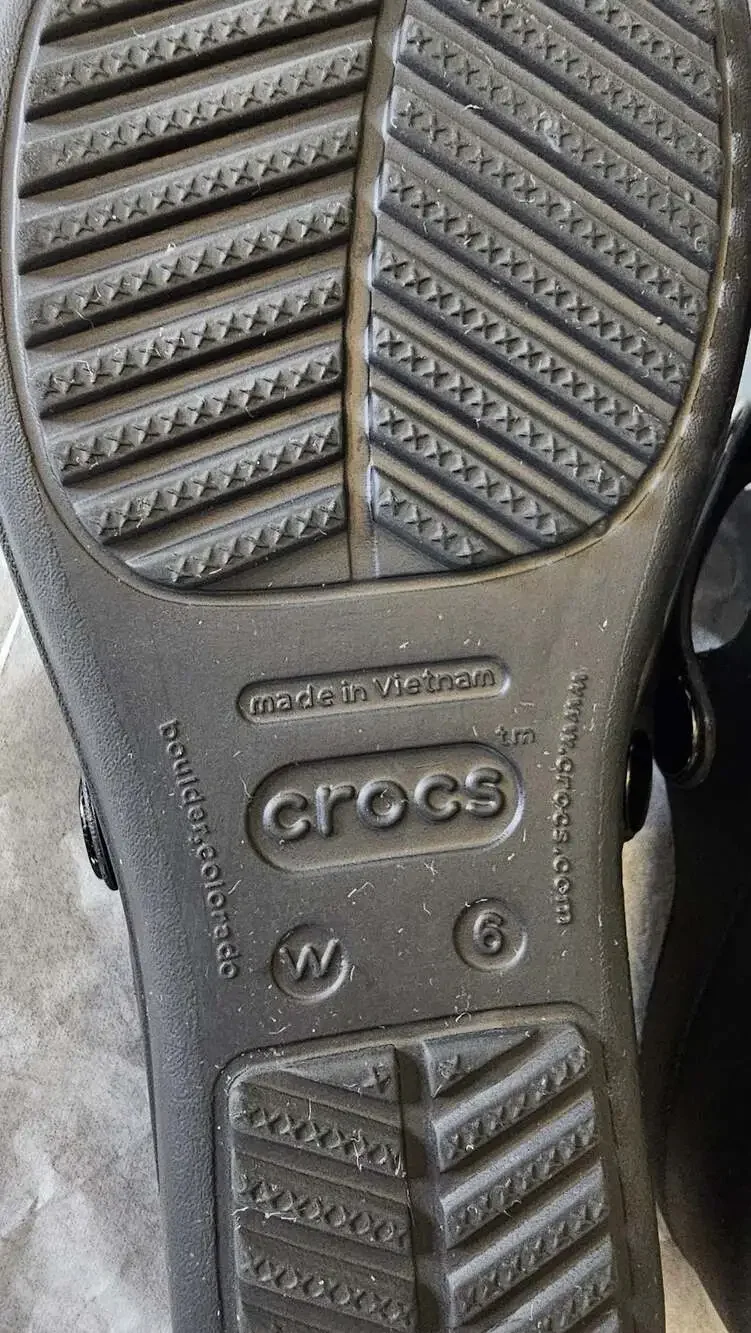 Crocs Sanrah Hammered Circle Wedge Flip Sandals Size 6